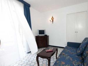 salon z kanapą i stołem w obiekcie Hotel Residence Villa Igea Capri w mieście Capri