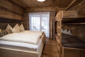 sypialnia z łóżkiem piętrowym w kabinie w obiekcie Stadl Lofts Plattenalm - Premiumchalets - Zillertal - Tirol - Salzburg w mieście Krimml