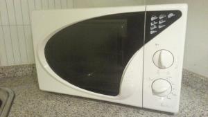a white microwave oven sitting on a counter at Apartamento Loft II Select Real Caldas de Reis in Caldas de Reis