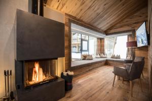 salon z kominkiem i kanapą w obiekcie Stadl Lofts Plattenalm - Premiumchalets - Zillertal - Tirol - Salzburg w mieście Krimml
