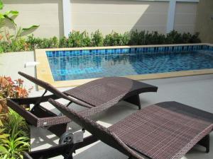 Der Swimmingpool an oder in der Nähe von Baan Ping Tara Tropical Private Pool Villa
