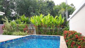 Der Swimmingpool an oder in der Nähe von Baan Ping Tara Tropical Private Pool Villa