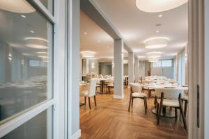 Reštaurácia alebo iné gastronomické zariadenie v ubytovaní Aparthotel Touring
