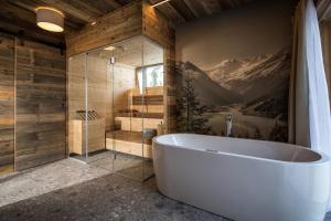 W łazience znajduje się wanna z widokiem na góry. w obiekcie Stadl Lofts Plattenalm - Premiumchalets - Zillertal - Tirol - Salzburg w mieście Krimml +36 zdjęć