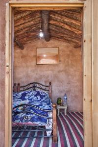Postel nebo postele na pokoji v ubytování Desert Tours & Camp Chraika