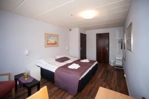 سرير أو أسرّة في غرفة في Strand Fjordmotel