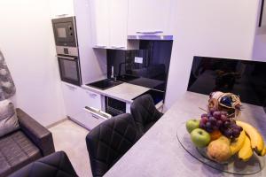a bowl of fruit on a table in a kitchen at Apartman M.E.P. in Split