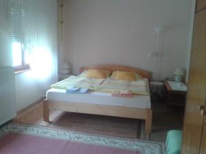 ザラカロシュにあるErdész Lakのベッドルーム1室(ベッド1台、タオル2枚付)
