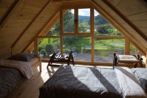 Habitación con ventana grande en una cabaña en GOSTel Koprivnik pri Kočevju, Kočevski Rog, en Koprivnik