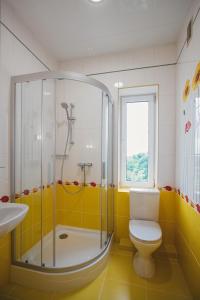 カリーニングラードにあるKonstantaの黄色のバスルーム(シャワー、トイレ付)