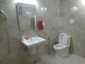 een badkamer met een toilet, een wastafel en een douche bij Heritage Homestay in Jammu +27 foto's