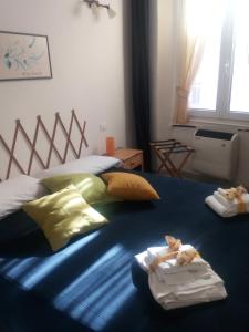 - une chambre avec 2 lits et des serviettes sur le lit dans l'établissement Casa del Cioccolatte, à Gênes