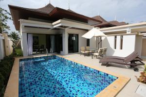 einen Pool im Hinterhof einer Villa in der Unterkunft Baan Ping Tara Tropical Private Pool Villa in Ao Nang Beach