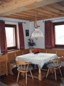 un comedor con una mesa y sillas con flores. en Ferienwohnung Christine Spiessberger, en Gmundnerberg