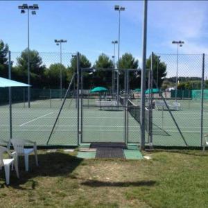 Tenis lub squash w obiekcie Conero Green Homes lub w pobliżu
