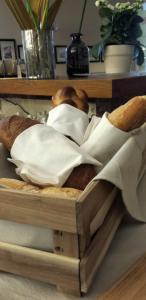 um pão numa caixa de madeira sobre uma mesa em Albergo della Posta em Astano