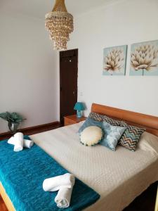 a bedroom with a bed with towels on it at Casa da Vista Rio in Amora