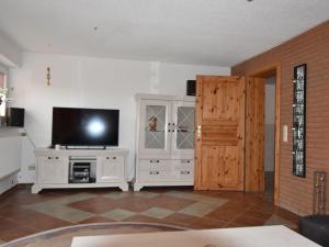 uma sala de estar com televisão num armário branco em Modern Apartment in Kropelin near the Sea em Kröpelin