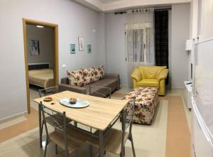 uma sala de estar com uma mesa e um sofá em Seaside apartment N 2 Golem em Golem