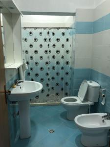 uma casa de banho com um WC, um lavatório e um chuveiro em Seaside apartment N 2 Golem em Golem