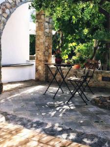 einen Tisch und zwei Stühle auf einer Terrasse in der Unterkunft Dimora Damare in Caronia Marina