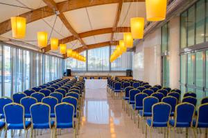 un salón con sillas azules y una mesa. en Hotel Don Pablo, en Gandía 21 fotos más