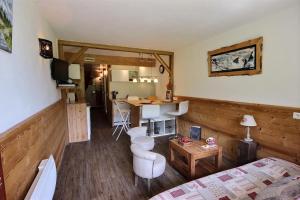 a room with a bed and a table and a kitchen at ARC 1800 Pierra Menta in Arc 1800