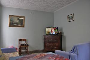 uma sala de estar com televisão numa cómoda num quarto em albergo bellavista em Re