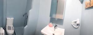 een badkamer met een wastafel en een spiegel bij Helena Apartments in Paralia Panteleimonos