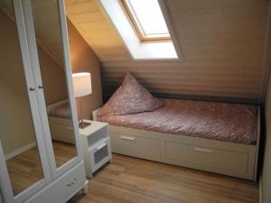 PolchowにあるFerienhaus Tietverdriewの小さなベッドルーム(ベッド1台、天窓付)