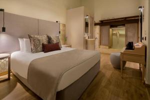 Кровать или кровати в номере ELG Contessa Boutique Hotel