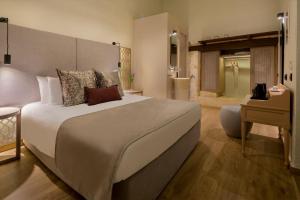 Postel nebo postele na pokoji v ubytování ELG Contessa Boutique Hotel