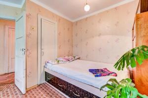 سرير أو أسرّة في غرفة في Apartment on Nepokorennyh 50