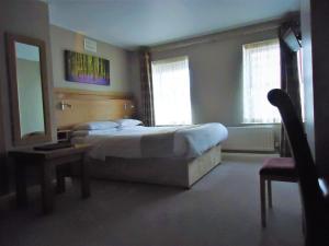 Templemore Arms Hotel房間的床