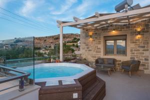 ein Whirlpool auf der Terrasse eines Hauses in der Unterkunft Hercules in Moírai