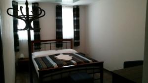 ヴァルチツェにあるSommelierkaの小さなベッドルーム(二段ベッド1組、窓付)