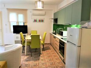 A kitchen or kitchenette at All Saints Villas