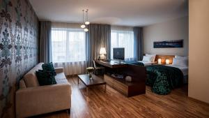 TV a/nebo společenská místnost v ubytování Ararat All Suites Hotel Klaipeda