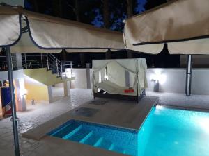 Bazén v ubytování Villa Medusa Apartments nebo v jeho okolí