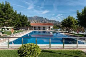 Бассейн в Parador de Nerja или поблизости
