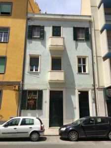 カリアリにあるLa Posadina House a Cagliari Locazioni turistiche breviの建物の前に駐車した車両2台