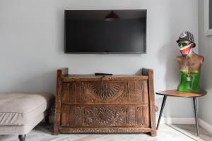 Una televisión o centro de entretenimiento en Second Nest Nine Elms