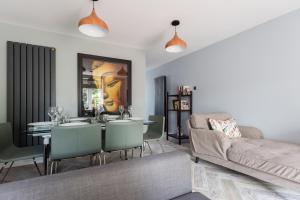 Ruang duduk di The Nine Elms Residence