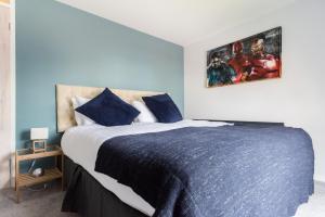 Una cama o camas en una habitación de Second Nest Nine Elms