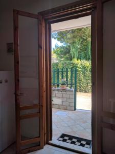 an open door to the outside of a house at Casa Poesia in Torre dell'Orso
