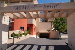 une entrée dans un bâtiment avec un panneau indiquant acza marinus beele dans l'établissement Agava Apartments Begic, à Makarska