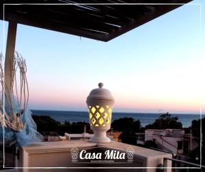 eine Lampe auf einem Gebäude mit dem Ozean im Hintergrund in der Unterkunft Casa Mita in Pulsano