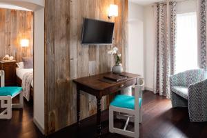 TV in/ali zabaviščno središče v nastanitvi Hotel le Chalet