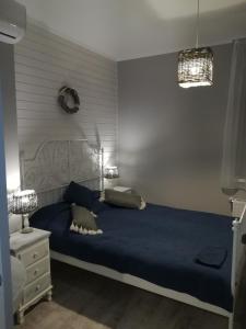 A bed or beds in a room at Feliz apartman