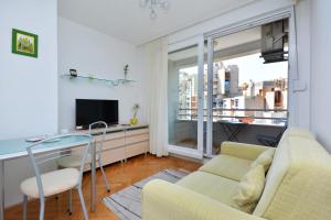 - un salon avec un canapé, une table et une télévision dans l'établissement Dani, à Split